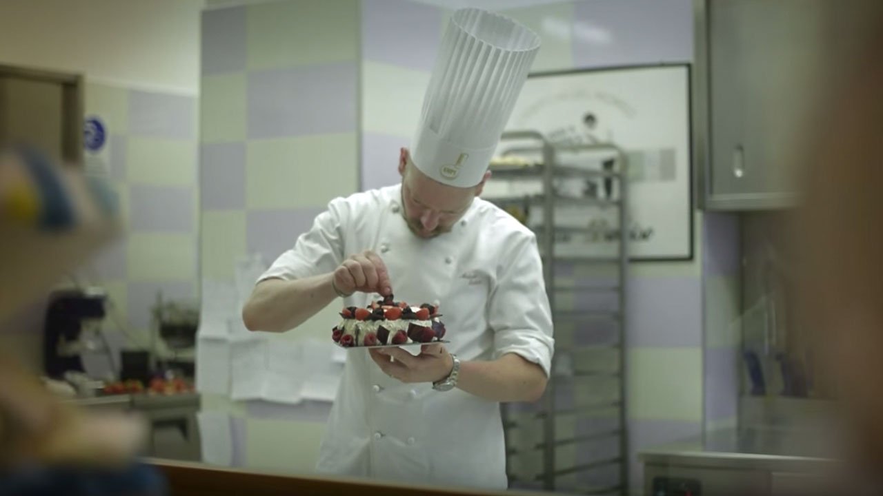 Antonio Daloiso pasticcere in laboratorio